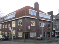 908783 Gezicht op het winkelhoekpand Ondiep 73 te Utrecht, met links de Vijgeboomstraat.N.B. bouwjaar: 19191925: niet ...